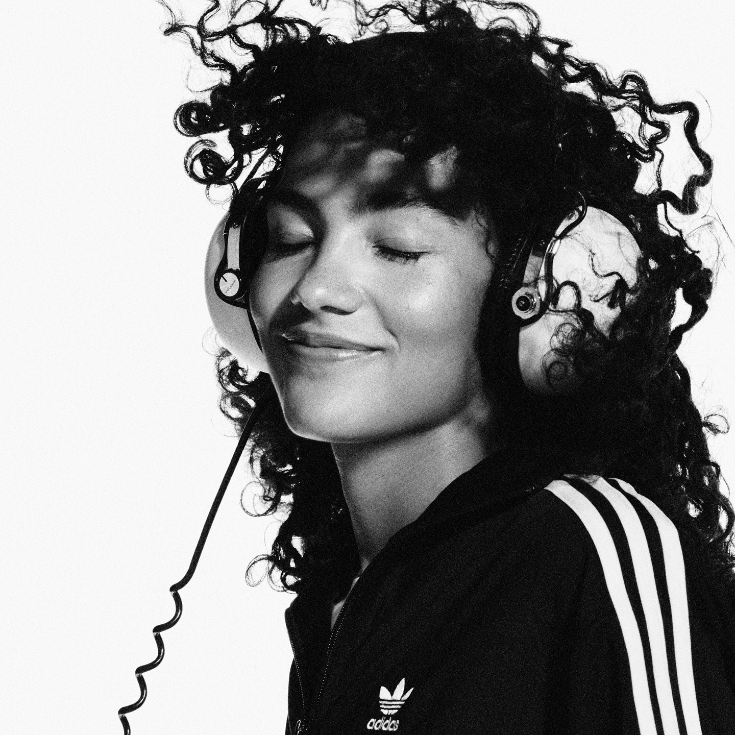 Olivia Dean headphones