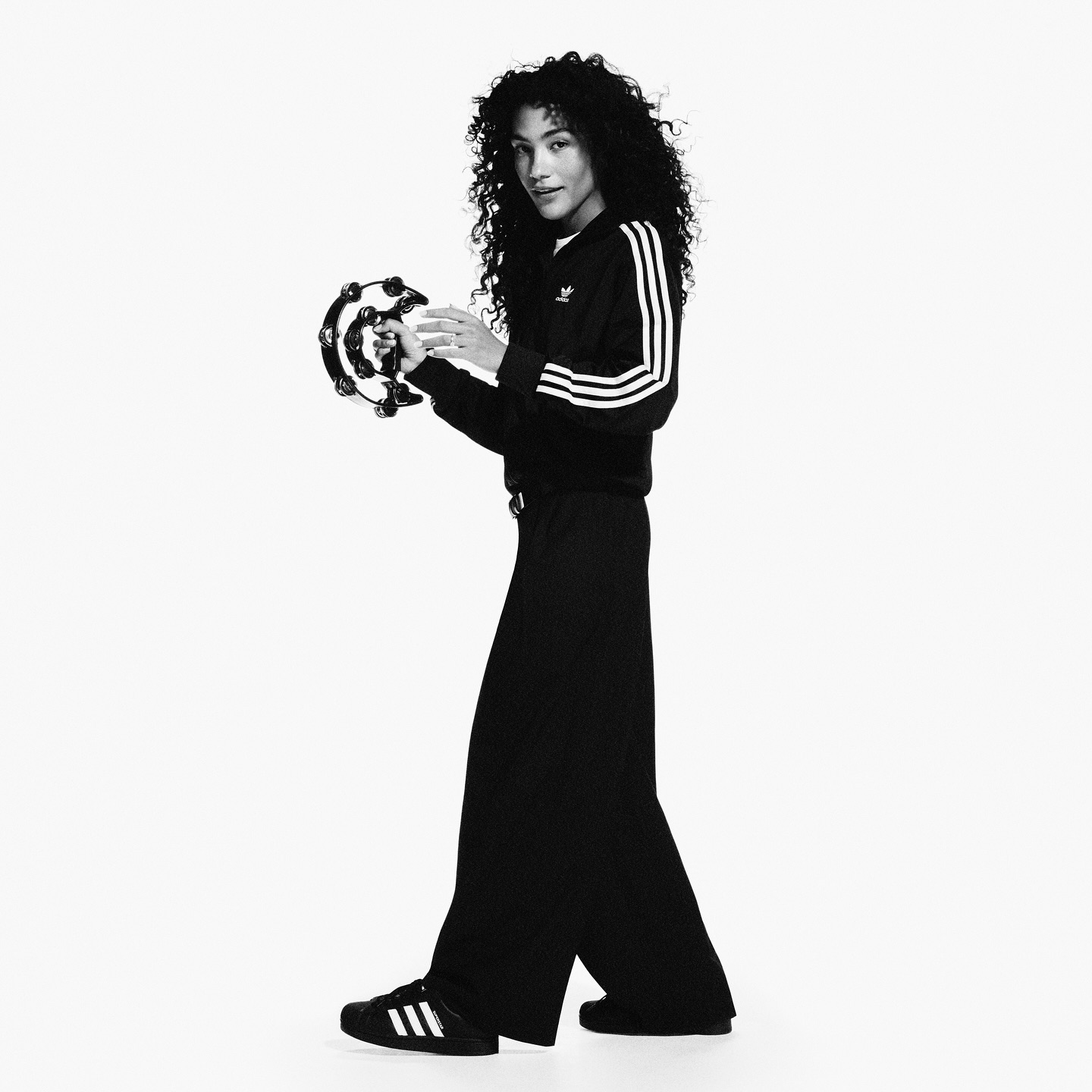 Olivia Dean tambourine